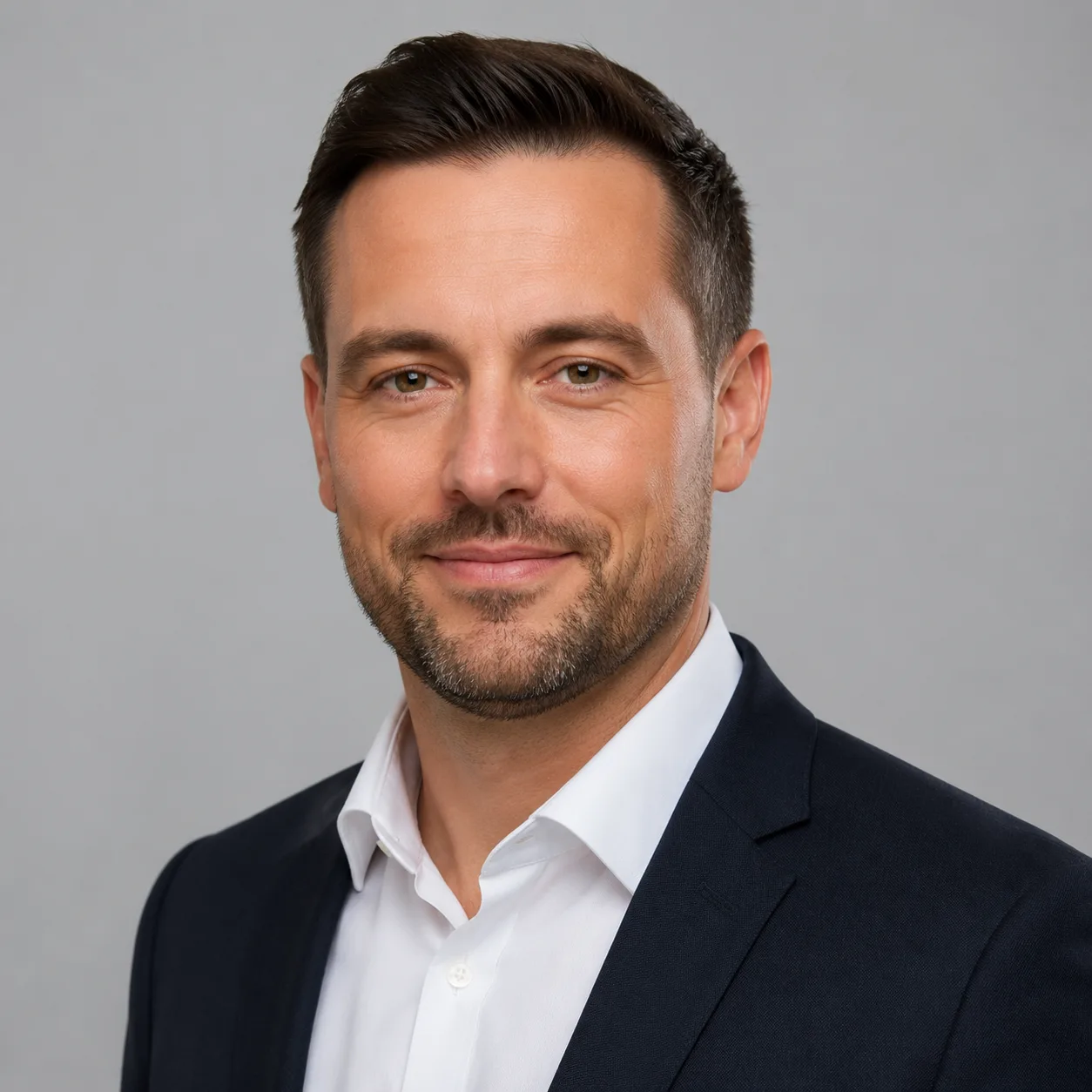Bewerbungsfoto für Männer vor neutralem Hintergrund