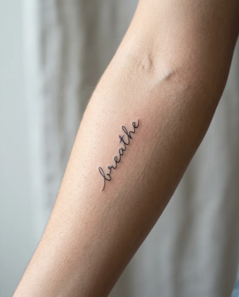 Schriftzug "breathe" - Unterarm